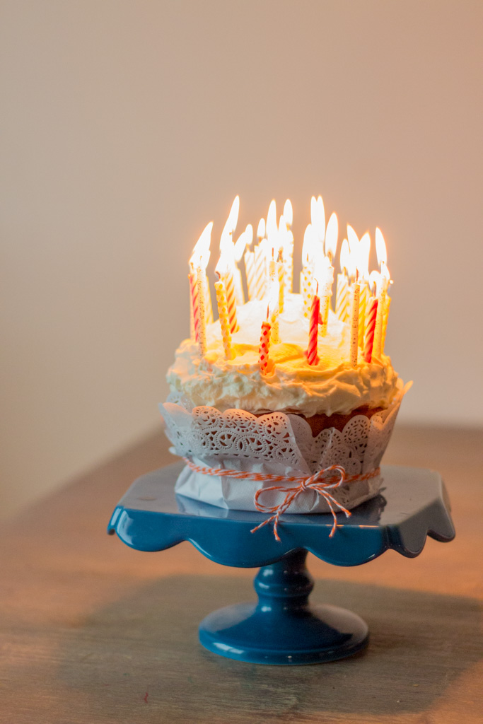 Gâteau D'anniversaire De 40 Ans Avec Bougies Allumées Et Bannière  D'anniversaire De Confettis